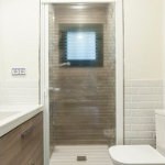 Mampara enrollable de ducha con lámina transparente