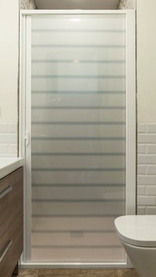 Mampara enrollable de bañera o ducha (lámina blanca con líneas horizontales)