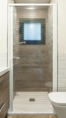 Mampara enrollable de bañera o ducha (lámina transparente con líneas horizontales)