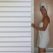 Mampara enrollable de bañera o ducha con lámina de líneas horizontales Mampara enrollable de bañera o ducha con lámina de líneas horizontales